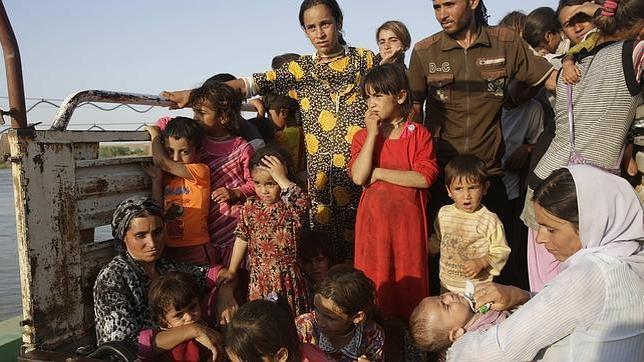 Mujeres y niños yazidíes que huían el pasado agosto del Estado Islámico
