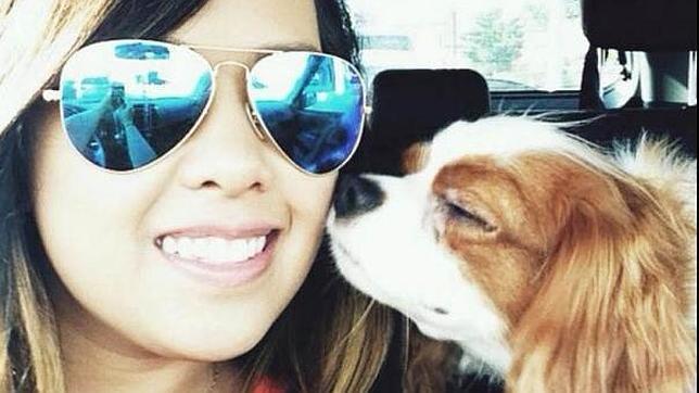 Nina Pham, la enfermera contagiada en EE.UU., junto a su perro