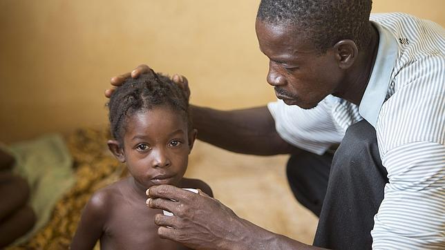 Un padre con su hijo en Sierra Leona sospechoso de tener ébola