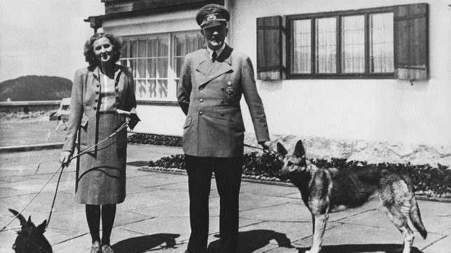 Adolf Hitler y Eva Braun en su casa de campo, posan con sus perros en 1941