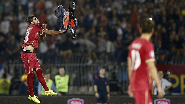 Una pelea entre los futbolistas del Serbia-Albania provoca la suspensión del partido