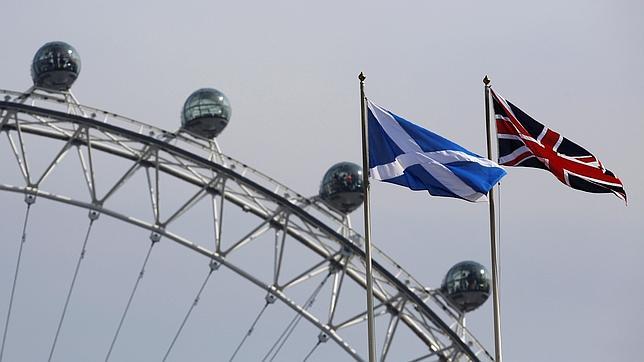 Las banderas británica y escocesa ondean sobre la atracción del London Eye