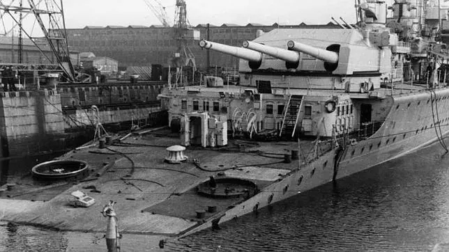 El «Deutschland», rebautizado «Lützow», sería alcanzado por bombas de la aviación británica a mediados de abril de 1945 (foto). El buque que había llevado el nombre de Alemania se hundió casi al mismo tiempo que el país y que el «Reich», el 4 de mayo de 1945