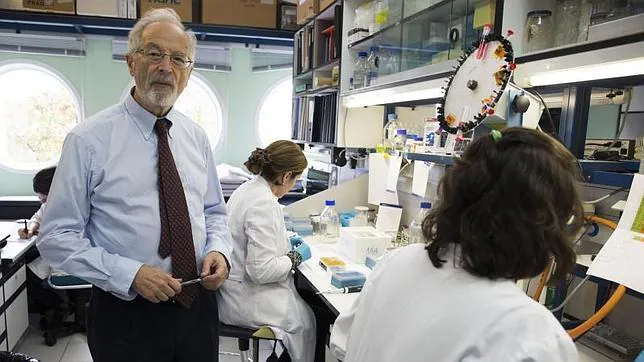 El virólogo del Centro Nacional de Biotecnología del CSIC, en su laboratorio de la Universidad Autónoma