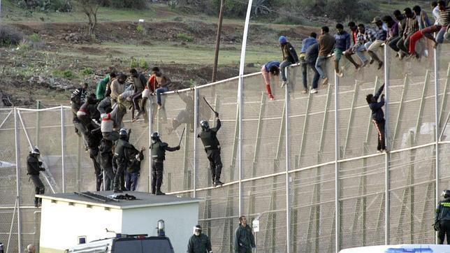 Cinco agentes y cinco inmigrantes heridos en uno de los saltos a la valla de Melilla más tensos