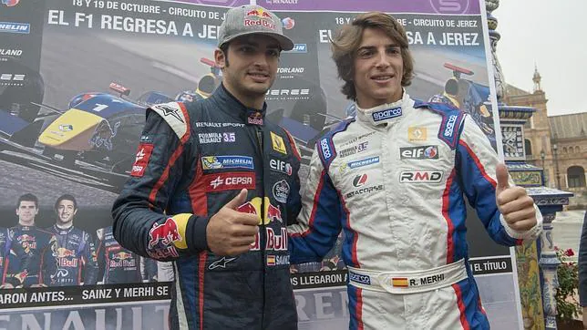 Los pilotos Carlos Sainz (i) y Roberto Mehri (d) antes de su exhibición en Sevilla