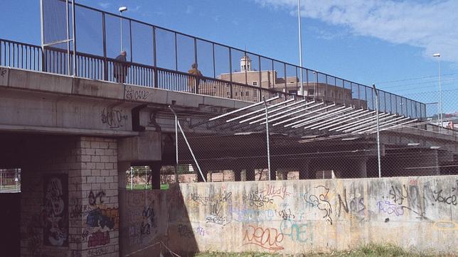 El Ayuntamiento le pone sombra al viaducto de Arroyo del Moro