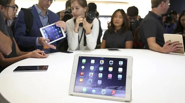 Periodistas y asistentes observan y prueban los nuevos iPad Air 2