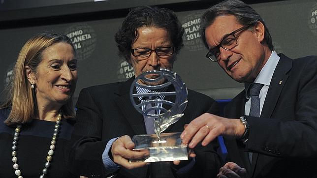La ministra de Fomento, Ana Pastor, el ganador del Planeta, Jorge Zepeda, y el presidente de la Generalitat, Artur Mas