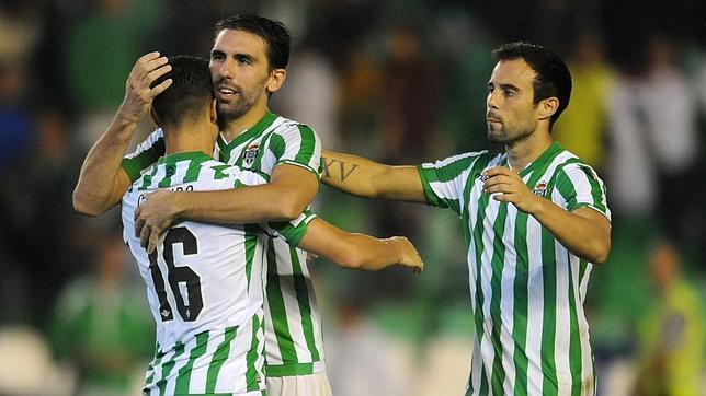 El Betis sufre para seguir adelante