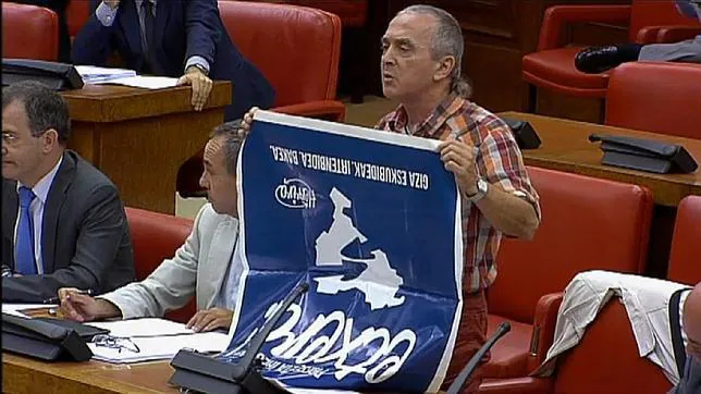 Cuadra exhibe un cartel al revés, en el Congreso