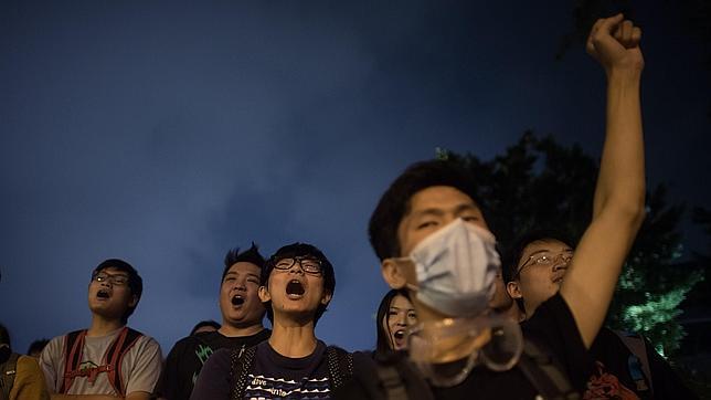 El gobernador de Hong Kong reabre la puerta al diálogo con los estudiantes