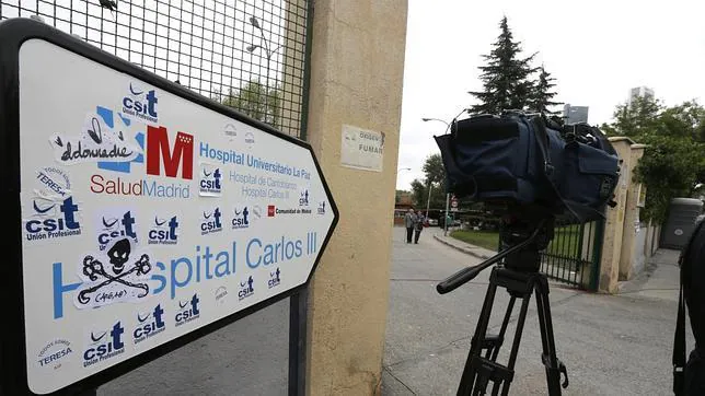 Medios de comunicación en la entrada del Hospital Carlos III de Madrid, donde se encuentra ingresada la auxiliar de enfermería contagiada