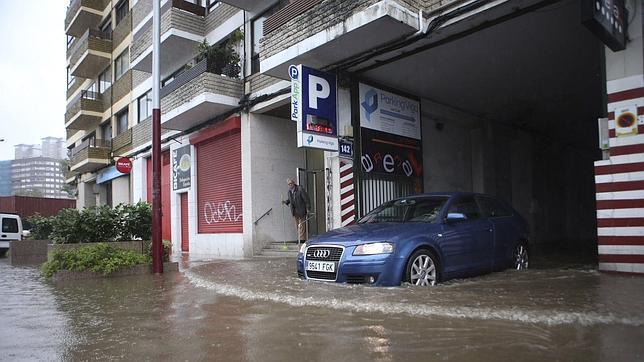 Las intensas lluvias obligan a parar la actividad en la planta de Citroën Vigo