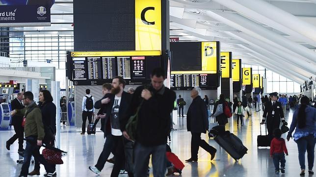 La UE debate cómo impedir la expansión del ébola con viajes internacionales