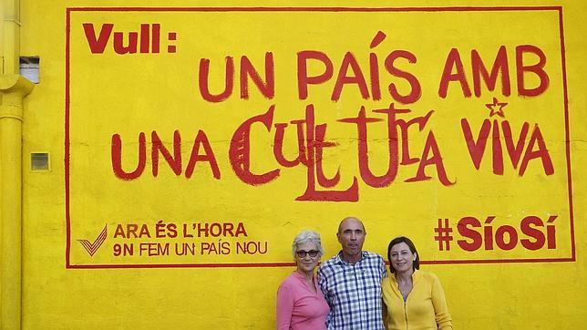 Muriel Casals (Òmnium), Lluis Llach y Carme Forcadell (ANC), la semana pasada en Deltebre