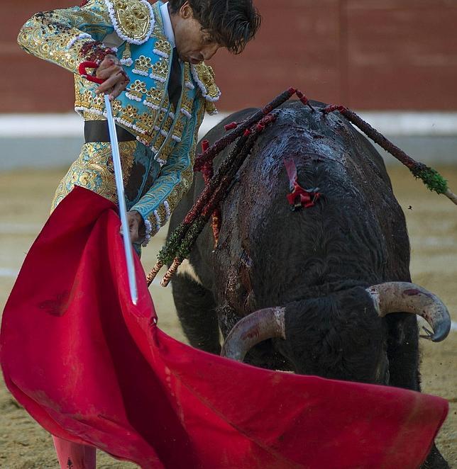 Curro Díaz pincha el triunfo grande y empata a una oreja con Abellán en Jaén