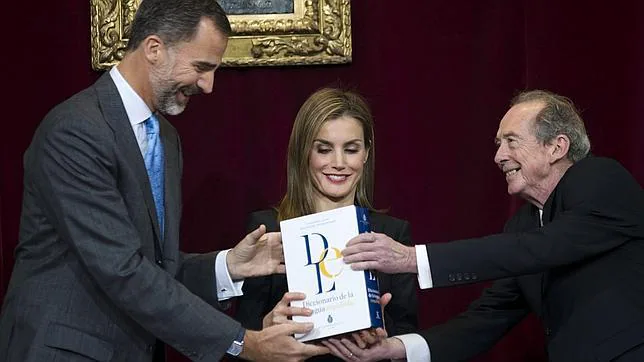 Los Reyes sostienen el nuevo Diccionario junto a José Manuel Blecua