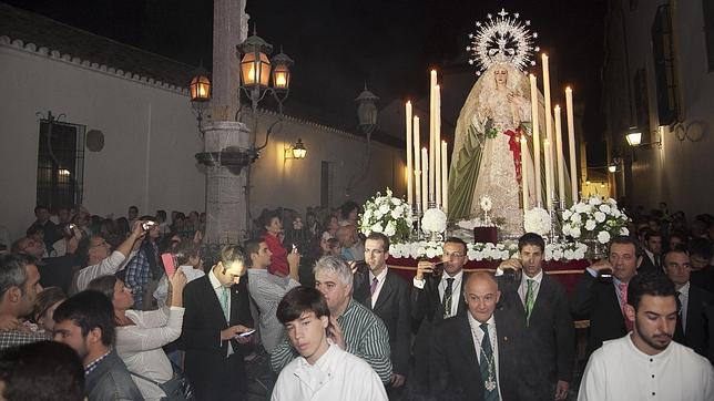 Un traslado multitudinario como prólogo de un día histórico