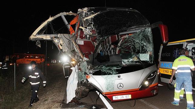 Tres muertos y varios heridos en la colisión de dos autobuses en Torquemada (Palencia)