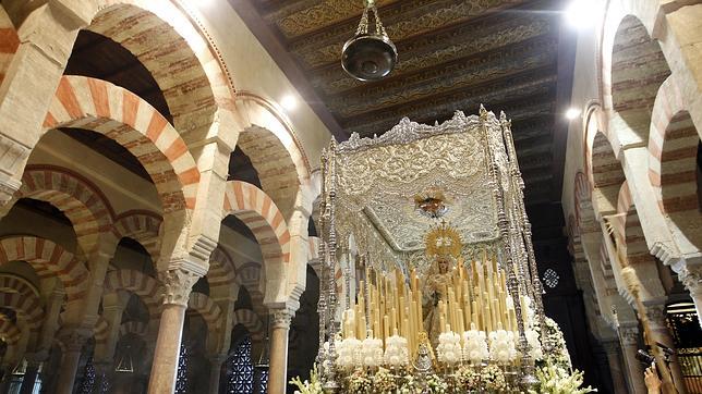 La Virgen Paz llena de blanco resplandeciente la Catedral