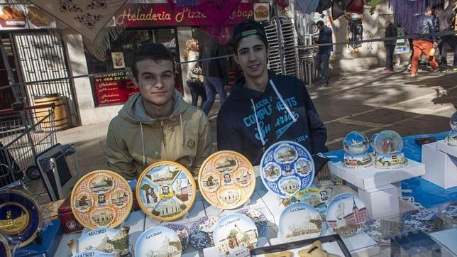 James Bland y Álvaro Vaca, en su puesto repleto de souvenirs