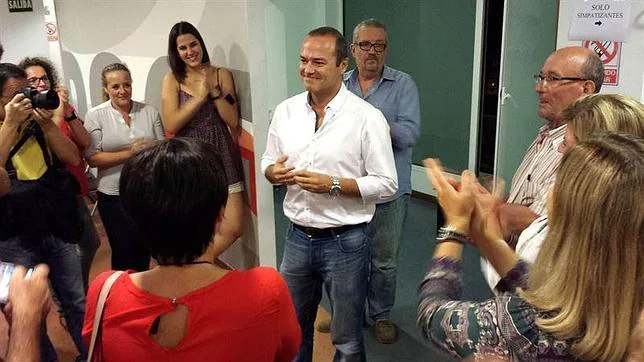 Augusto Hidalgo celebra su victoria, ayer, en las primarias socialistas