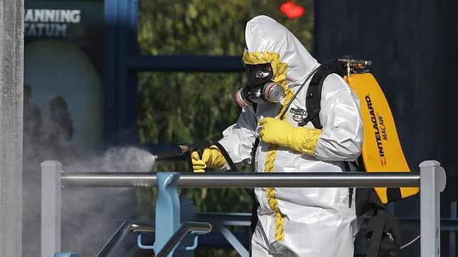 Un hombre rocía con desinfectante una estación de tren en Dallas ante el caso de una mujer que parecía tener síntomas del ébola