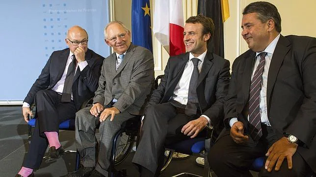 Los ministros alemanes de Economía y Finanzas, Sigmar Gabriel (d) y Wolfgang Schäuble (2i), y sus homólogos franceses, Emmanuel Macron (2d) y Michel Sapin