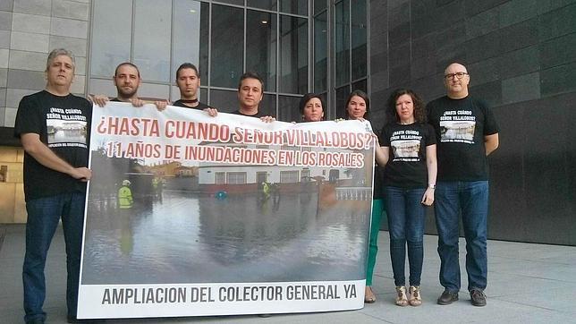 Encierro en la Diputación para pedir un colector contra inundaciones en Los Rosales