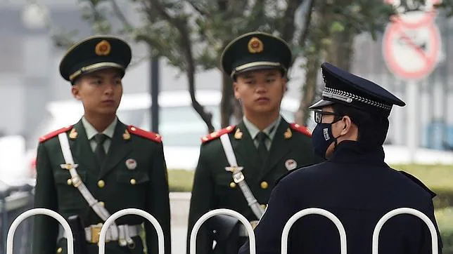 Miembros de las fuerzas de seguridad chinas hacen guardia en el centro de Pekín