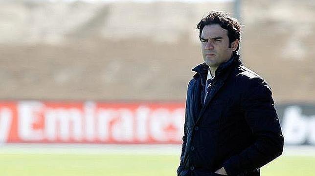 Alberto Toril, dirigiendo al Castilla