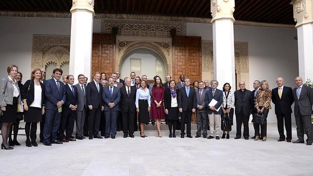 Los patronos de la Real Fundación de Toledo posan con la presidenta de Castilla-La Mancha, María Dolores de Cospedal