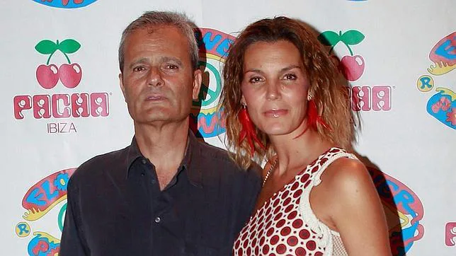 La pareja, en una fiesta «Flower Power» de Ibiza