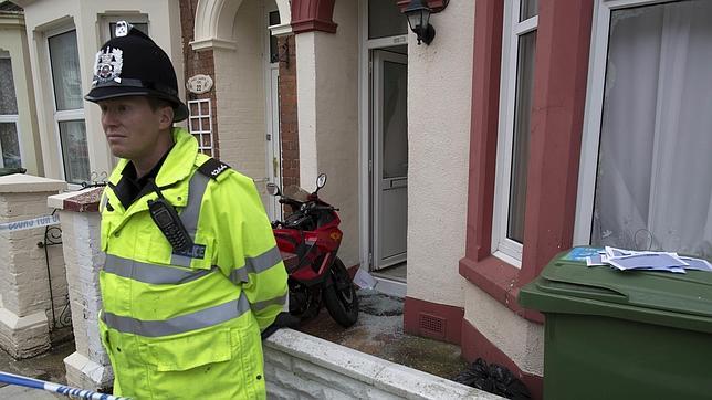 Un agente de Policía vigila una vivienda en Londres, en una imagen de archivo