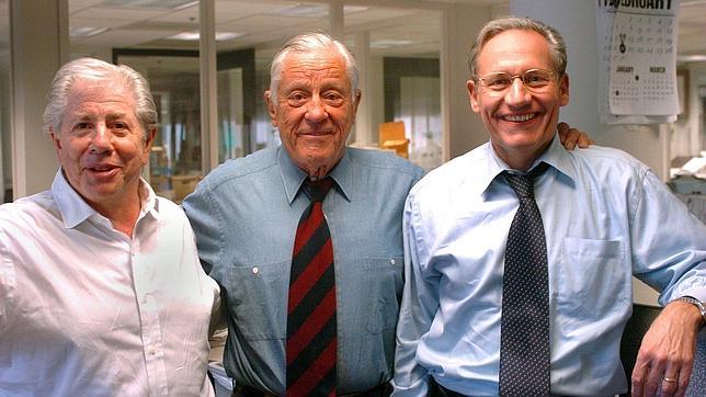Ben Bradlee, en el centro, junto a los periodistas que destaparon el «Watergate», Bernstein y Woodward, en una imagen de 2005