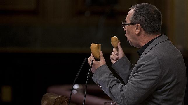 Villalobos reprende a Baldoví por «hacer el payaso» en la tribuna del Congreso