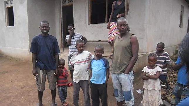 El padre Luis Pérez junto a vecinos de su parroquia, en el distrito de Mombali (Sierra Leona)