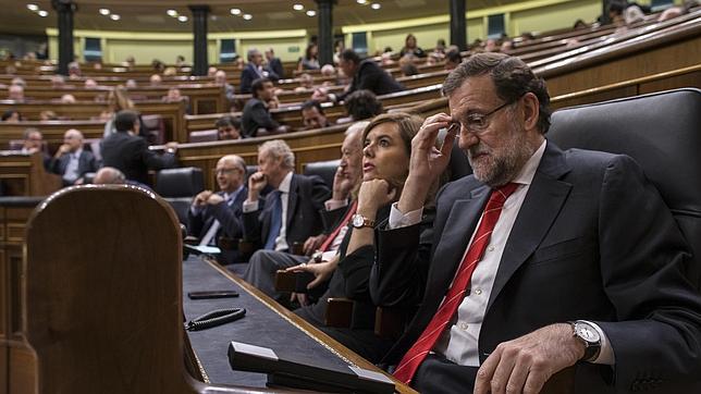 Mariano Rajoy, junto a Soraya Sáenz de Santamaría, en el Congreso de los Diputados