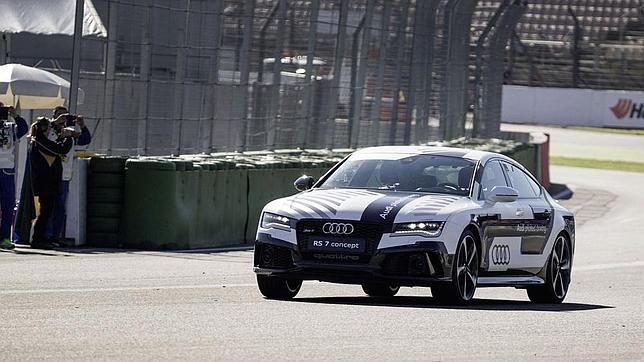 Un deportivo que va solo y a fondo en circuito