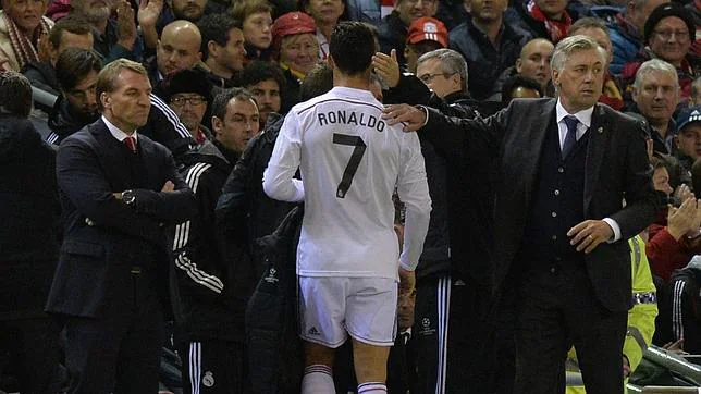 Ancelotti felicita a Cristiano Ronaldo tras el partido entre el Real Madrid - Liverpool