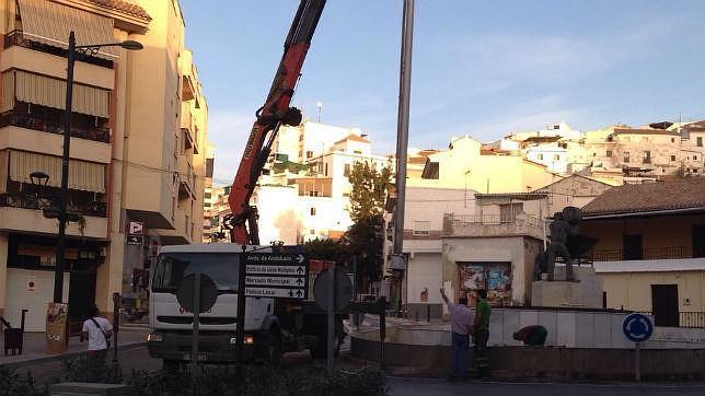 A una alcaldesa de Granada le «estorba» la bandera nacional