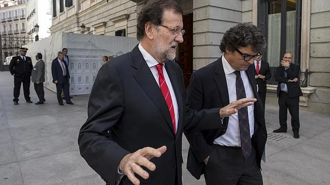 Rajoy sale del Congreso de los Diputados este miércoles, acompañado de Jorge Moragas