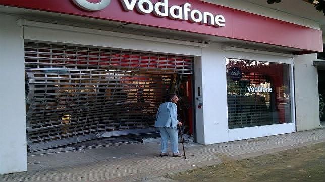 Espectacular «alunizaje» en una tienda de telefonía en Jerez