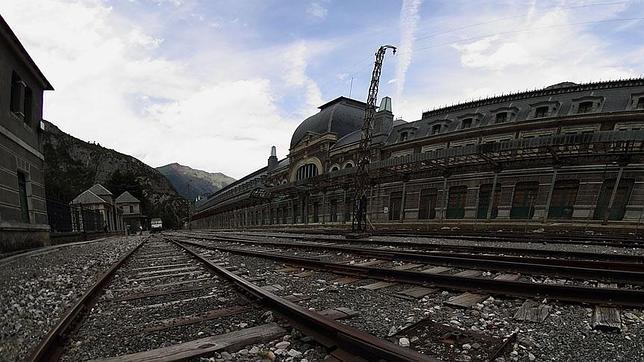 Canfranc rinde homenaje a las redes de huida del Holocausto nazi