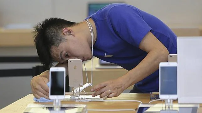 Un empleado de una Apple Store china ubica los nuevos iPhone 6