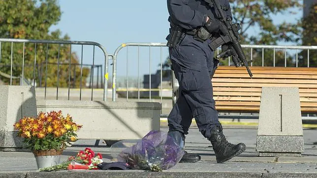 Un policía junto al memorial por los muertos de la guerra
