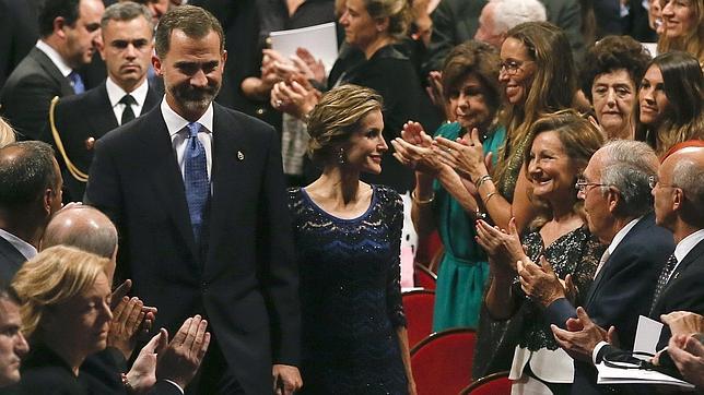 Elegancia y sobriedad, las claves del estilo de Doña Letizia en los Premios Príncipe de Asturias 2014