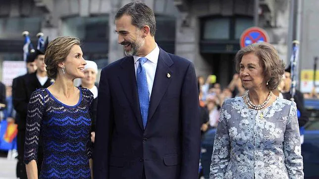 Los Reyes y Doña Sofía a su llegada a la ceremonia de entrega de los Premios Príncipe de Asturias 2014