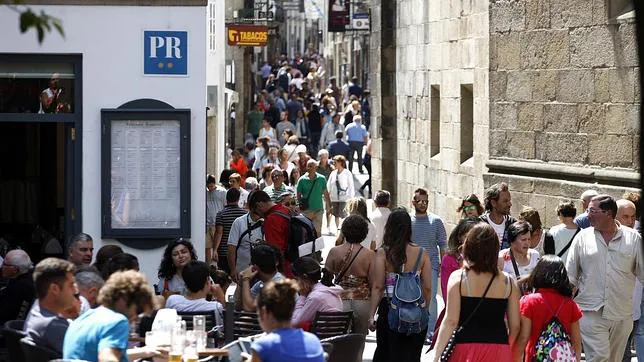Turistas recorren la avenida del Franco, en Santiago de Compostela